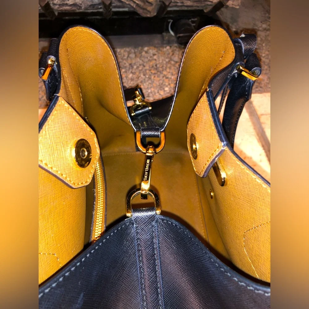 💥Moving to @the_bag_guy💥Michael Kors - Greenwich Large Saffiano Leather Tote - Picture 8 of 15